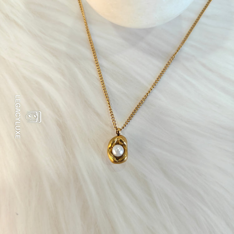 Golden Aura Pearl pendant