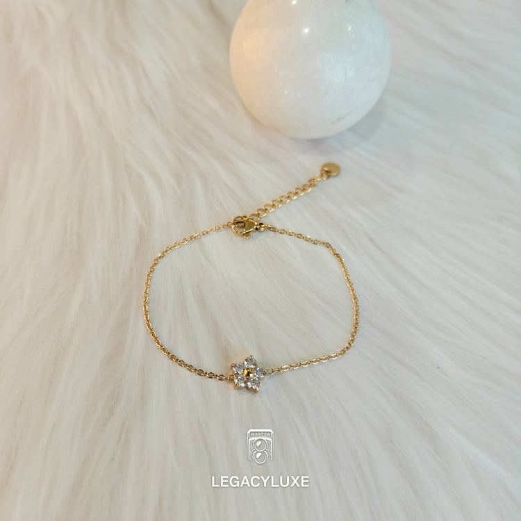 Luxe white flower Delight Bracelet