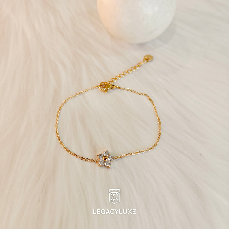 Luxe white flower Delight Bracelet