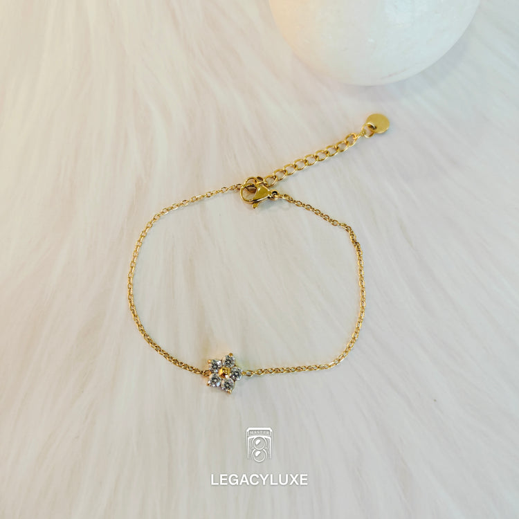Luxe white flower Delight Bracelet