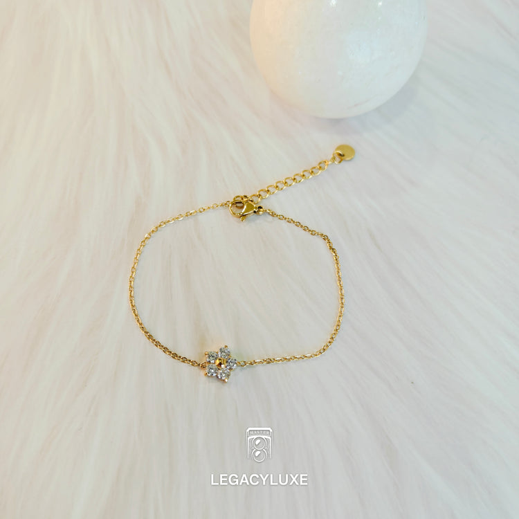 Luxe white flower Delight Bracelet